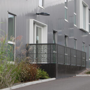 Photo de garde corps remplissage tôle perforée