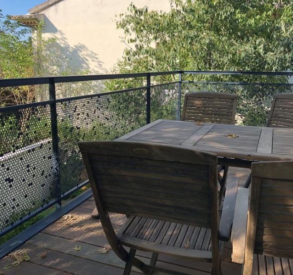 Garde corps sur terrasse bois motif tôle perforée Mosaïque Ergot