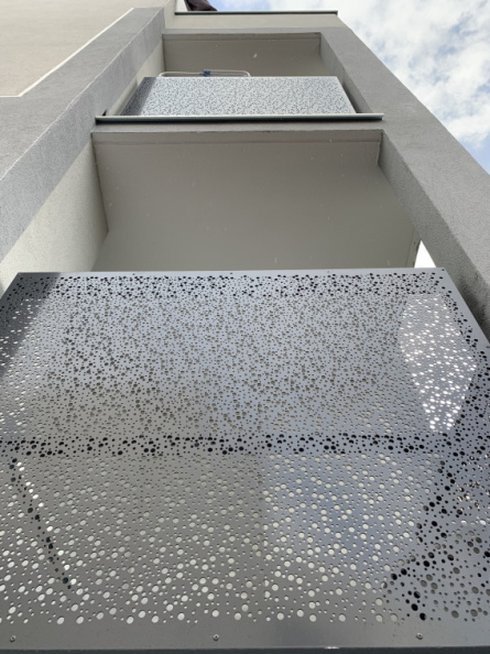 Garde corps sur terrasse bois motif tôle perforée Sodis Amado