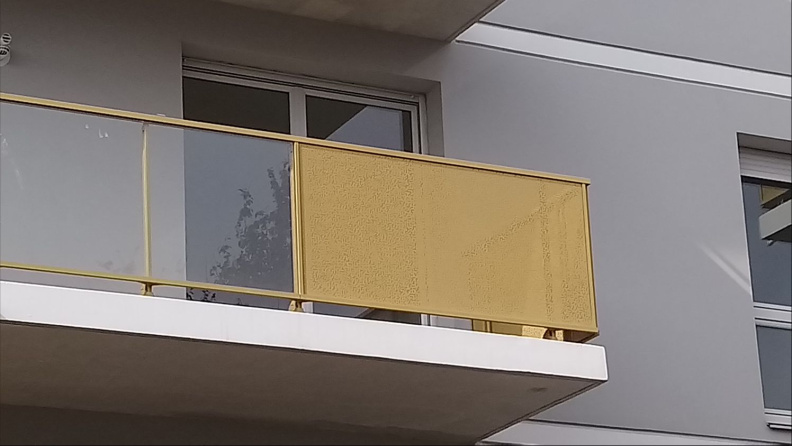 Photo de garde corps en aluminium avec remplissage tôle perforée Urbis Aurora et remplissage verre